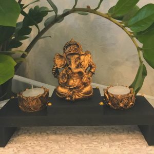 Kit Altar Preto + Castiçal e Incensário Dourado + Velas + Estatua de Ganesha Dourado