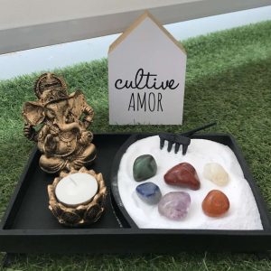 Kit Jardim Zen Preto + Ganesha Dourado + Castiçal/Incensário Dourado + Vela + Pedras dos Chakras
